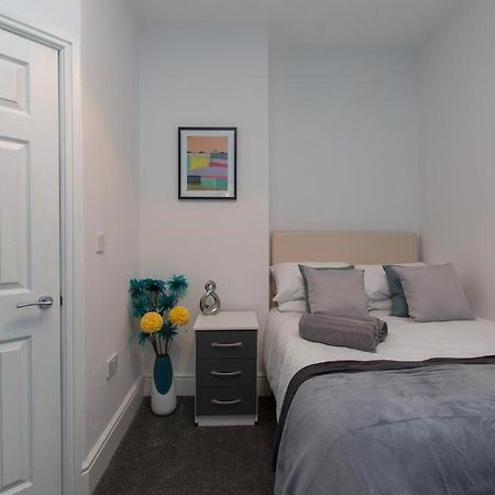 Townhouse @ 166 Ruskin Road Crewe Bagian luar foto