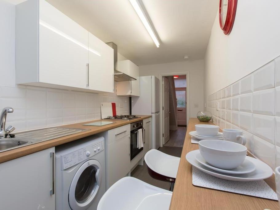 Townhouse @ 166 Ruskin Road Crewe Bagian luar foto