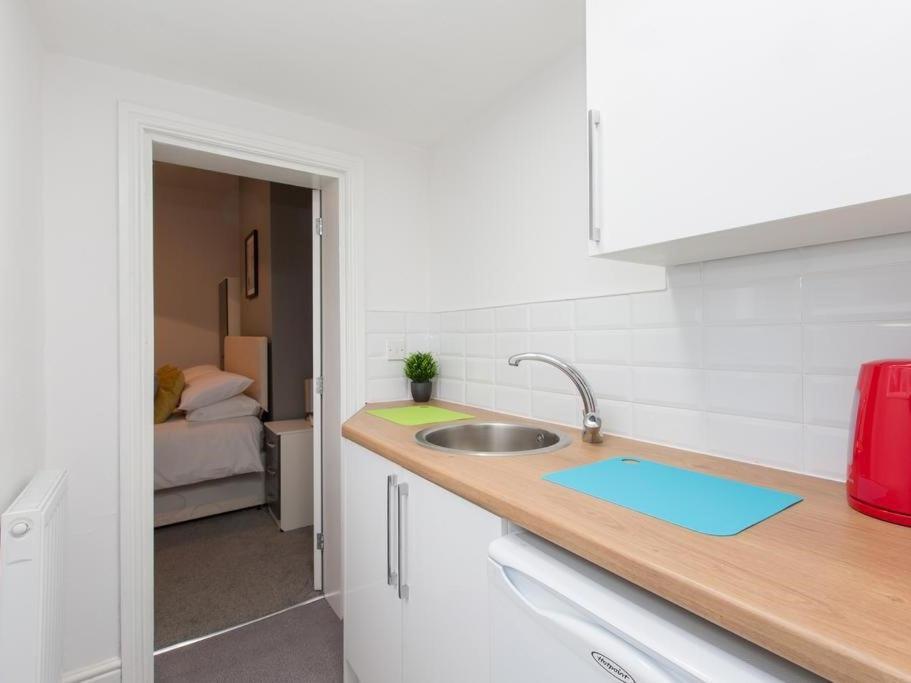 Townhouse @ 166 Ruskin Road Crewe Bagian luar foto
