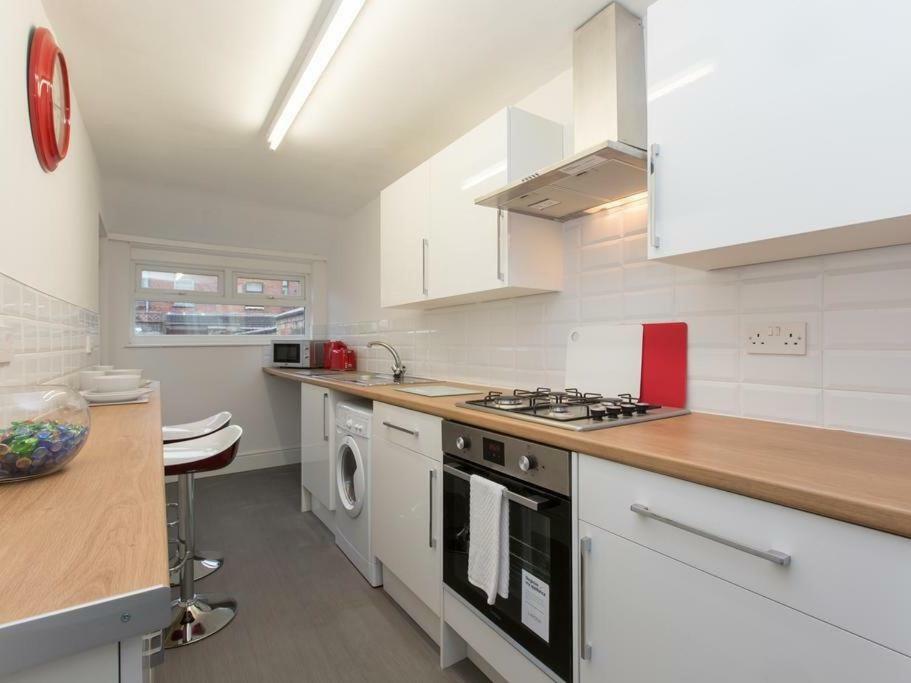 Townhouse @ 166 Ruskin Road Crewe Bagian luar foto
