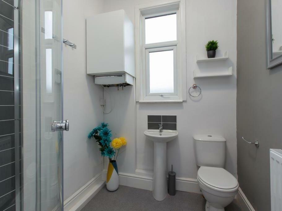 Townhouse @ 166 Ruskin Road Crewe Bagian luar foto